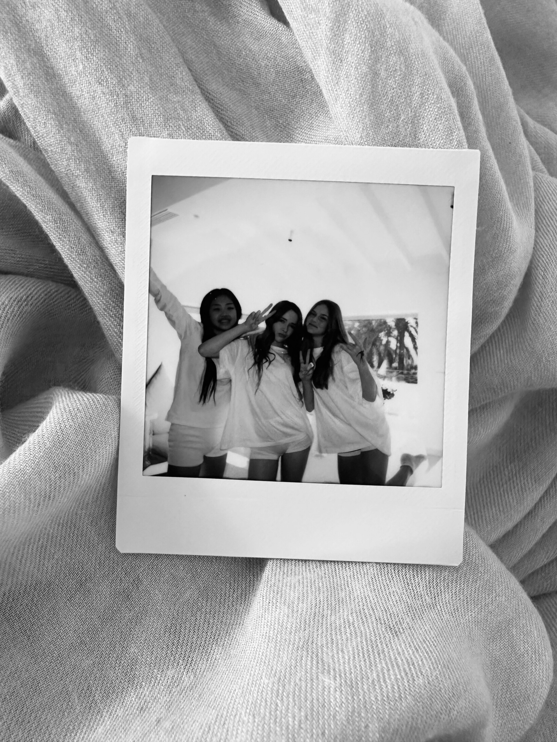 Actresses of Flores en el Agua videoclip. Sunny, Natalia and Emilie