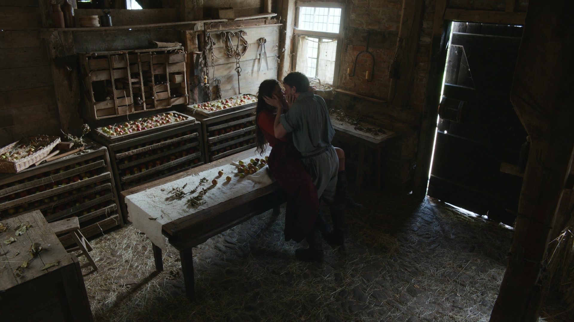 Jessie Buckley y Paul Mescal interpretando a la pareja Agnes y William Shakespeare