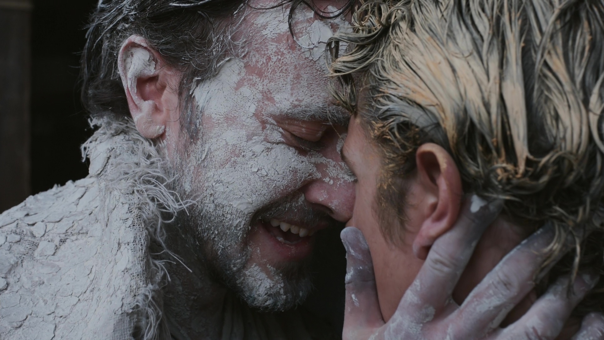 Paul Mescal y Noah Jupe interpretando la obra de Hamlet sobre el escenario