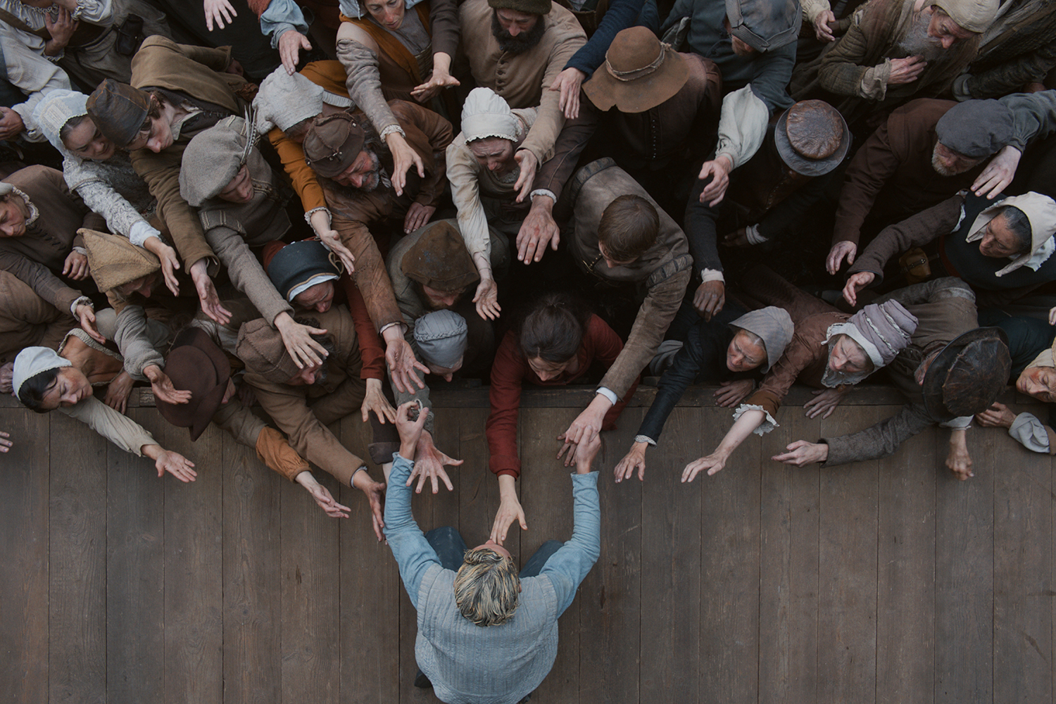 Noah Jupe en su interpretación de Hamlet, Jessie Buckley como Agnes y Joe Alwyn como Bartholomew
