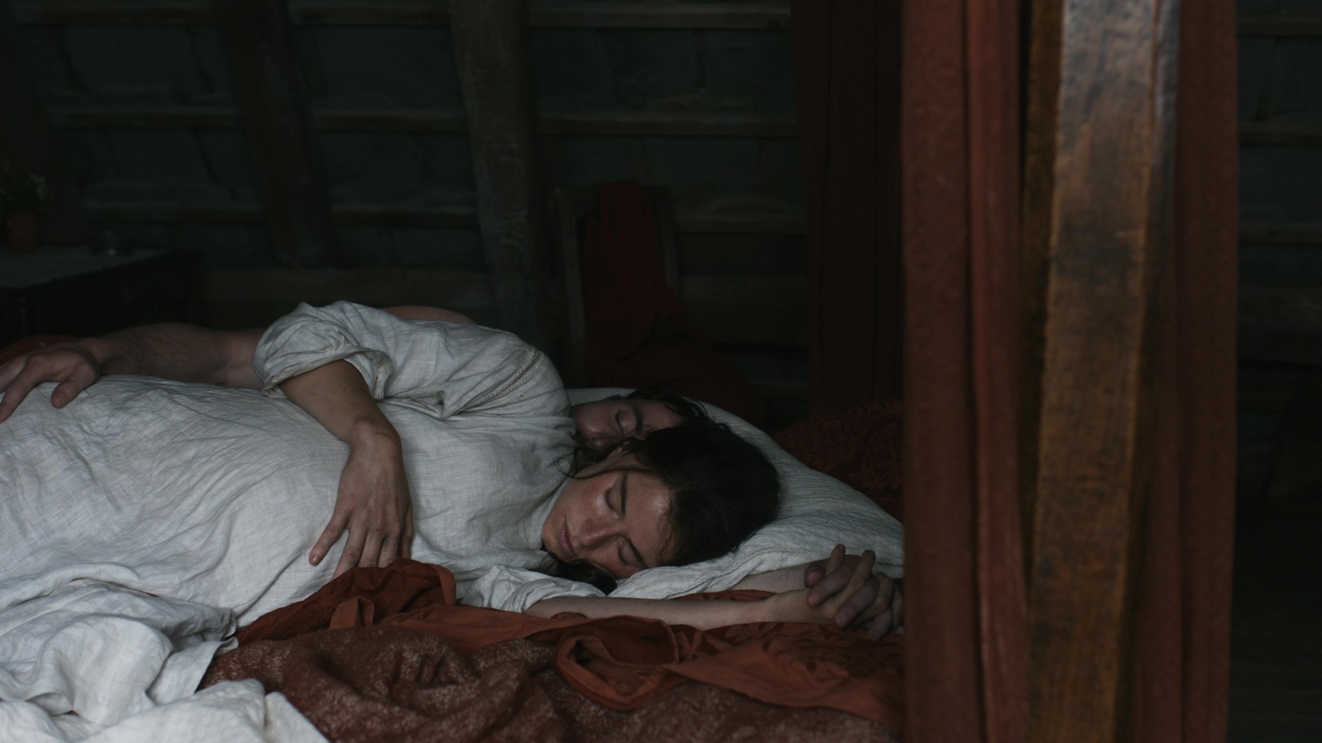 Jessie Buckley y Paul Mescal interpretando a la pareja Agnes y William Shakespear