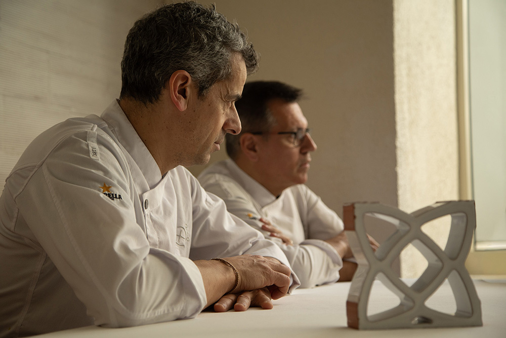 Dos de los Chefs del Restaurante Disfrutar: Mateu Casañas y Orio Castro